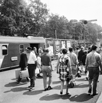 824744 Afbeelding van de zomerdrukte met reizigers op het perron van het N.S.-station Valkenburg, na aankomst van de ...